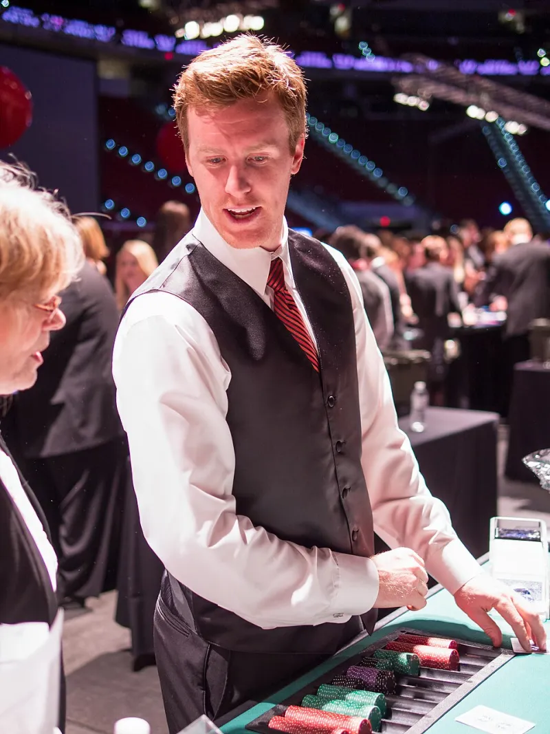 Shuffle Up and Deal — Anywhere: How Live Dealer Games Became the Hottest Trend in American Online Casinos